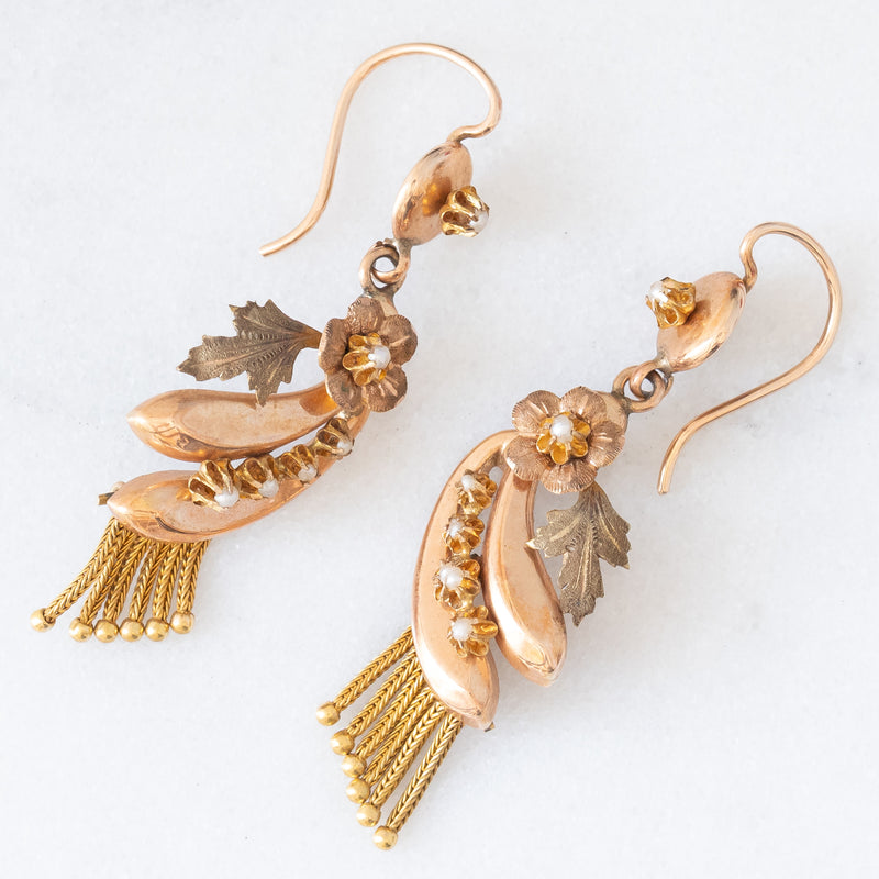 Orecchini borbonici in oro giallo 14K con decorazioni floreali e con perline bianche, seconda metà dell’800