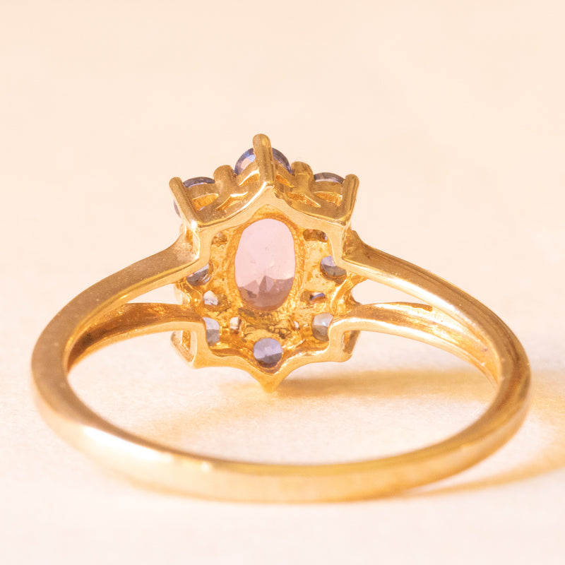 Anello a margherita in oro giallo 9K con zaffiro rosa sintetico (0.40ct ca.) e zaffiri blu sintetici (0.40ctw ca.), anno 2007