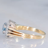 Anillo vintage de oro amarillo y blanco de 14 quilates con margaritas, topacio azul (aprox. 0.70 ct) y diamantes de talla brillante (aprox. 0.48 ct), década de 70/80