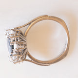 Vintage-Gänseblümchenring aus 18-karätigem Weißgold mit Saphir (ca. 2 ct) und Diamanten im Brillant- und Marquise-Schliff (ca. 1.40 ctw), 70er Jahre