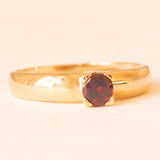 14K yellow gold solitaire ring with garnet, 70s/80s