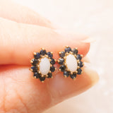 Boucles d'oreilles vintage en forme de fleur en or jaune 9 carats avec saphirs (environ 0.40 ct au total) et opales (environ 0.30 ct au total), années 80