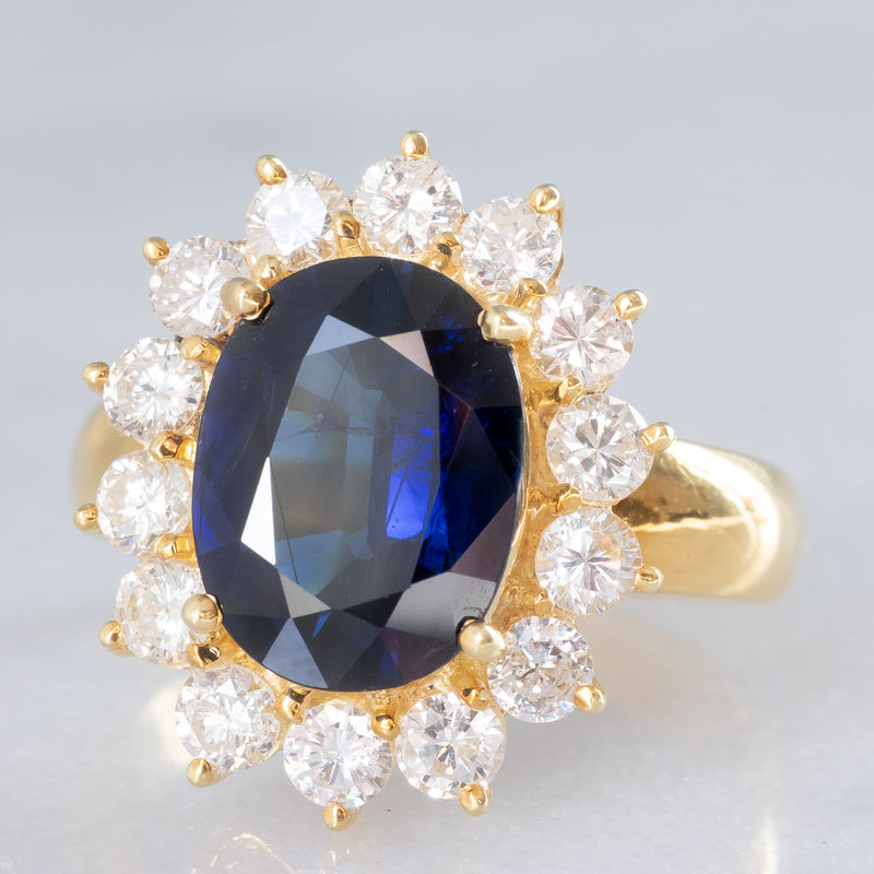 Anello a margherita vintage in oro giallo 18K con zaffiro (4.40ct ca.) e diamanti di taglio brillante (1.68ctw ca.), anni ‘70/‘80