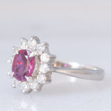 Anello a margherita vintage in platino con rubino (0.62ct) e diamanti (0.36ctw), anni ‘70/‘80
