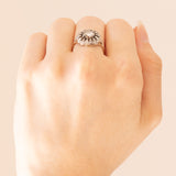 Antiker Gänseblümchenring aus 14 Karat Gelbgold und Silber mit zentralem Diamanten im Rose-Coroné-Schliff (ca. 0.60 ct) und seitlichen Diamanten im Rosettenschliff, Ende des 800./Anfang des 900. Jahrhunderts