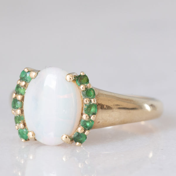 Anello vintage in oro giallo 8K con opale (0.90ct ca.) e smeraldi (0.10ctw ca.), anni ‘80