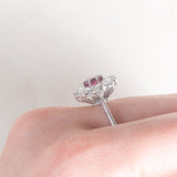 Vintage 18K white gold daisy ring with pink tourmaline (approx. 0.60ct) and brilliant cut diamonds (approx. 0.90ctw), 70s