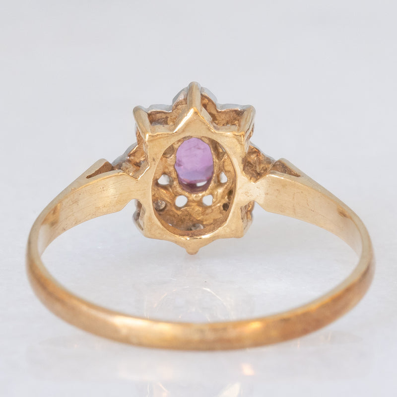 Anello a margherita vintage in oro giallo e bianco 9K con rubino (0.12ct ca.) e diamanti (0.04ctw ca.), anno 1988