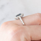 Anello a margherita vintage in platino con zaffiro (1.40ct) e diamanti di taglio brillante (0.94ctw), anni ‘80/‘90