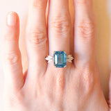 Ring aus 18-karätigem Weißgold mit blauem Topas (ca. 7 ct) und Diamanten im Marquise-Schliff (ca. 0.60 ctw), ca. 80er/90er Jahre.