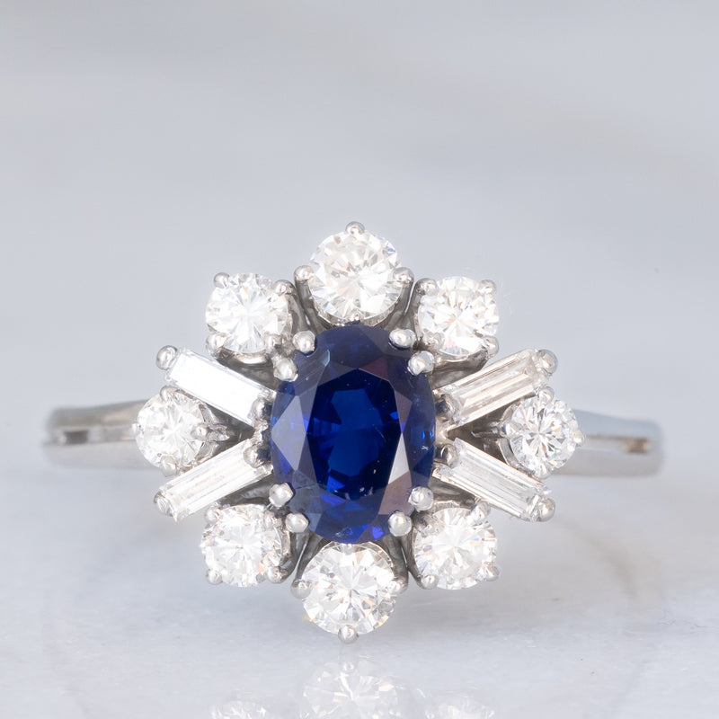 Anello ballerina vintage in oro bianco 18K con zaffiro (1.30ct ca.) e diamanti di taglio brillante e di taglio baguette (1ctw ca.), anni ‘70/‘80