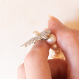 Collar vintage con collar de perlas blancas y adornos de oro blanco de 18 y 14 quilates con diamantes (aprox. 1.20 quilates) y zafiro (aprox. 0.40 quilates), años 60