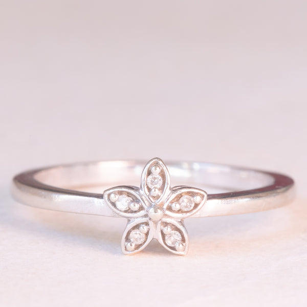 Anello vintage a forma di fiore in oro bianco 9K con diamanti (0.02ctw ca.), anni ‘90
