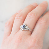 Anello a margherita vintage in platino con zaffiro (0.60ct) e diamanti (0.41ctw), anni ‘90