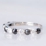 Mezzo eternity in platino con diamanti bianchi e neri (1ctw), anni ‘2000