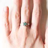 Vintage-Gänseblümchenring aus 14-karätigem Weißgold mit Smaragd (ca. 0.15 ct) und Diamanten (ca. 0.06 ctw), 70er Jahre