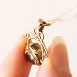 Vintage-Halskette mit drehbarem Anhänger aus 9-karätigem Gelbgold mit Quarz und Granat