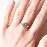 Vintage-Gänseblümchenring aus 14-karätigem Weißgold mit Smaragd (ca. 0.15 ct) und Diamanten (ca. 0.06 ctw), 70er Jahre