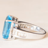 Anel de coquetel vintage em ouro branco 18K com topázio azul (aprox. 8.50 ct) e diamantes lapidação baguete (aprox. 0.80 ctw), década de 80