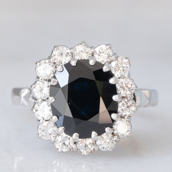 Anello a margherita in oro bianco 14K con zaffiro (3.50ct ca.) e diamanti di taglio brillante (0.56ctw ca.), anni ‘70