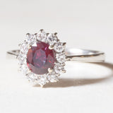 Vintage-Gänseblümchenring aus 18-karätigem Weißgold mit Rubin (ca. 0.85 ct) und Diamanten im Brillantschliff (ca. 0.24 ctw), 80er/90er Jahre