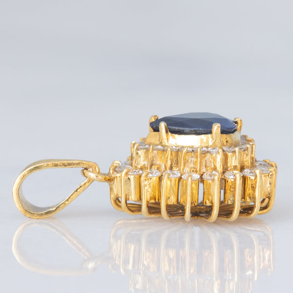 Pendente vintage in oro giallo 18K con zaffiro (1.40ct ca.) e diamanti di taglio brillante (0.57ctw ca.), anni ‘70