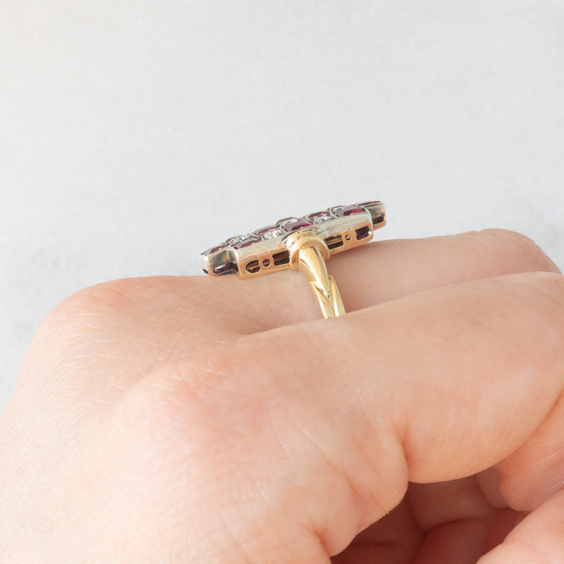 Anello vintage in stile Art Déco in oro giallo e bianco 18K con rubini di taglio carré (1ctw ca.) e diamanti (0.20ctw ca.), anni ‘50