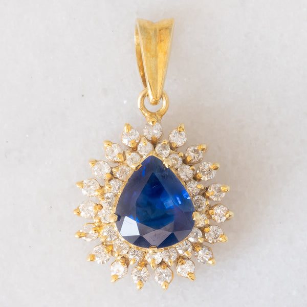 Pendente vintage in oro giallo 18K con zaffiro (1.40ct ca.) e diamanti di taglio brillante (0.57ctw ca.), anni ‘70