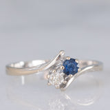 Toi et Moi vintage in oro bianco 14K con zaffiro (0.15ct ca.) e diamante, anni ‘70