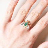 Fliegenring aus einer antiken Brosche aus 18 Karat Gelbgold und Silber mit Smaragden und Diamanten im Rosettenschliff
