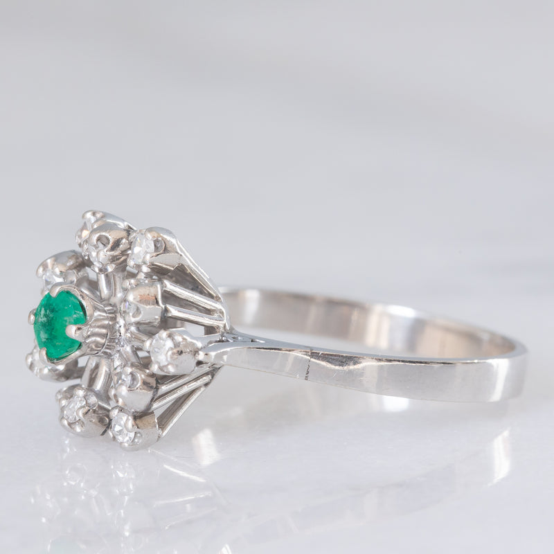 Anello a fiocco di neve in oro bianco 14K con smeraldo (0.13ct ca.) e diamanti (0.24ctw ca.), anni ‘70