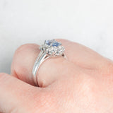 Anello a margherita vintage in platino con zaffiro (1.10ct) e diamanti (0.33ctw), anni ‘70