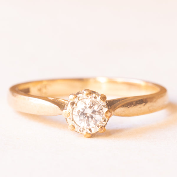 Solitario vintage in oro giallo e bianco 9K con diamante di taglio brillante (0.15ct ca.), anni ‘60