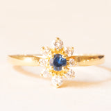 Vintage 14K yellow gold daisy ring with sapphire (approx. 0.20ct) and brilliant cut diamonds (approx. 0.26ctw), 70s