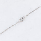 Collana vintage con ciondolo a margherita in oro bianco 14K con rubino di taglio a goccia (0.65ct ca.) e diamanti di taglio brillante (0.35ctw ca.), anni ‘80