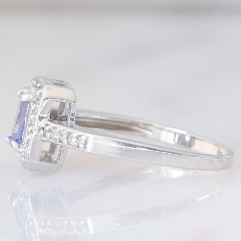Anello a margherita in oro bianco 9K con tanzanite (0.30ct ca.) e diamanti (0.15ctw ca.), anni ‘90