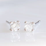 Orecchini punto luce in oro bianco 18K con diamanti di taglio brillante (0.44ctw ca.)