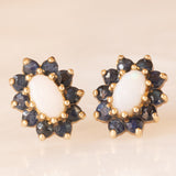 Boucles d'oreilles vintage en forme de fleur en or jaune 9 carats avec saphirs (environ 0.40 ct au total) et opales (environ 0.30 ct au total), années 80