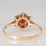 Bague fleur vintage en or jaune 9 carats avec grenats (environ 0.70 ct au total), 1977