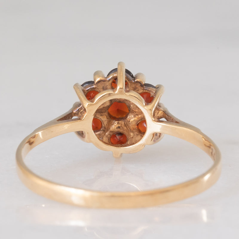 Anello a fiore vintage in oro giallo 9K con granati (0.70ctw ca.), anno 1977