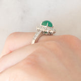 Anello a margherita in platino con smeraldo cabochon (1.35ct) e diamanti (1.13ctw), anni ‘70/‘80