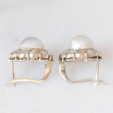 Orecchini a margherita in oro bianco 18K con perle bianche e diamanti di taglio rosetta (0.80ctw ca.), anni ‘40