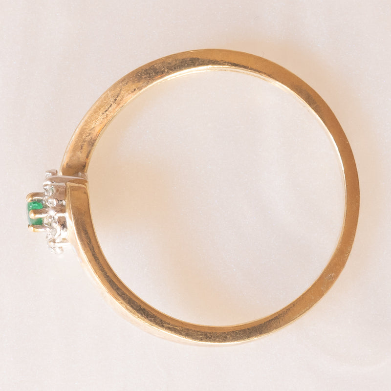 Anello a fiore vintage in oro giallo e bianco 9K con smeraldo (0.08ct ca.) e diamanti (0.06ctw ca.), anni ‘70