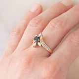 Anello a fiore vintage in oro giallo 14K con zaffiro (0.50ct ca.) e diamanti (0.90ctw ca.), anni ‘70/‘80