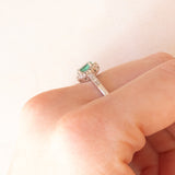 Anello a margherita vintage in oro bianco 9K con smeraldo (0.35ct ca.) e diamanti (0.15ctw ca.), anni ‘90