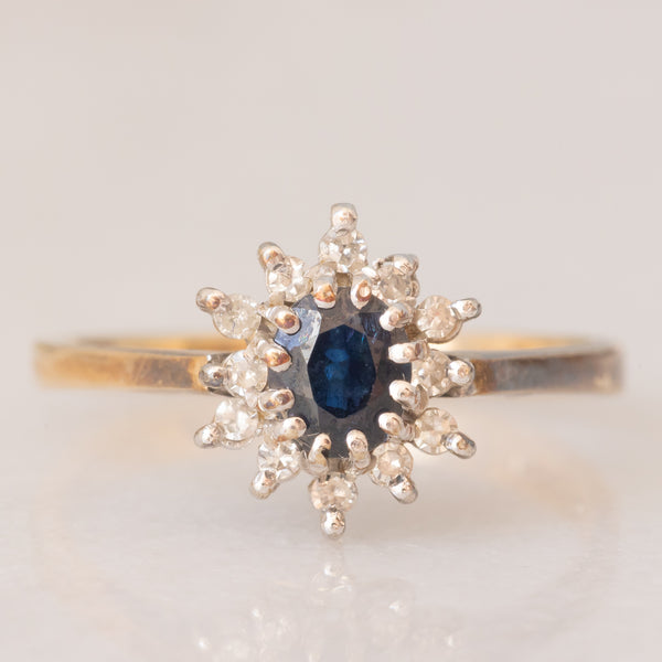 Anello a margherita vintage in oro giallo 9K con zaffiro (0.40ct ca.) e diamanti (0.12ctw ca.), anno 1986