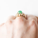 Vintage-Gänseblümchenring aus 18 Karat Gelbgold mit Smaragd im Cabochonschliff (ca. 2 Karat) und weißen Perlen, 50er Jahre