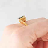 Toi et Moi francese vintage in oro giallo 18K con zaffiri di taglio smeraldo (0.80ct ca.) e diamanti di taglio brillante (0.20ct ca.), anni ‘70
