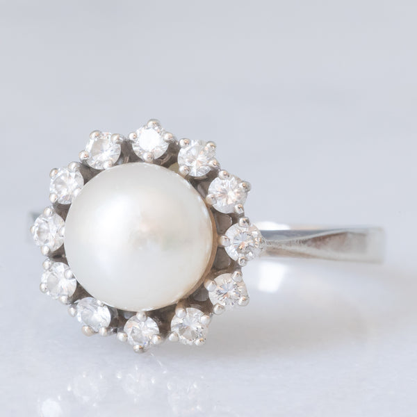 Anello a margherita vintage in oro bianco 18K con perla bianca e diamanti di taglio brillante (0.48ctw ca), anni ‘60