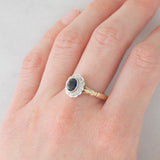 Anello a margherita vintage in oro giallo e bianco 9K con zaffiro (0.60ct ca.) e diamanti (0.12ctw ca.), anno 1991